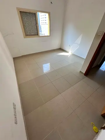 يتميز بموقع مناسب بالقرب من المتاجر، ومحلات السوبر ماركت، والمطاعم، والخدمات الأساسية،
