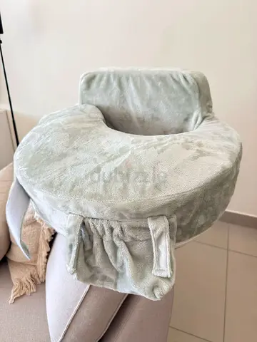 My Breast Friend Comfortable nursing/feeding pillow with pockets - never used new