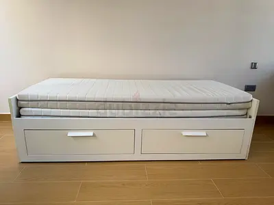 White trundle daybed with mattress and storage drawers - good condition