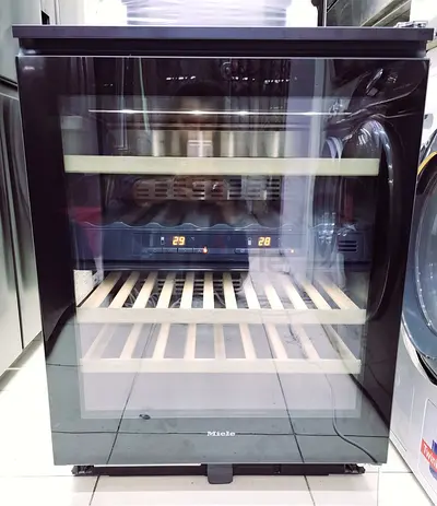 Miele bulit in wine fridge same like new condition kwt6321ug