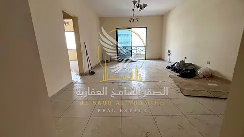 شقة غرفتين وصالة، بحمامين وبلكونة وتكييف مركزي، في موقع مميز بمنطقة السور – القاسمية، بالقرب من نستو مساحه واسعه
