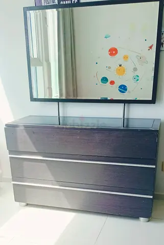Dark wood 3-drawer dresser with mirror – good condition