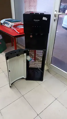 Bottom load water dispenser