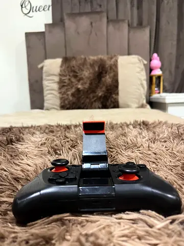Wireless Bluetooth Gaming Controller with Phone Mount (Xbox-style)