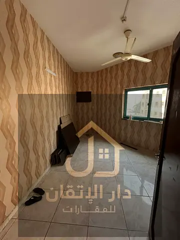 فرصة ذهبية للإيجار | غرفه وصاله منطقه المجره موقع حيوي وقريب من جميع الخدمات
