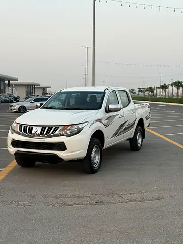 Mitsubishi L200 Double Cab GLS GCC Specs 4WD Model 2016 Good Condition 136,000 km