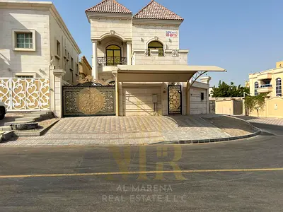 للبيــــع بأسلوب عصري: فيلا زاوية واسعة ومخدومة بالكامل في أفضل مواقع المويهات 1.**