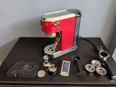 De'Longhi Dedica EC685 Red Espresso Machine + Full Barista Kit