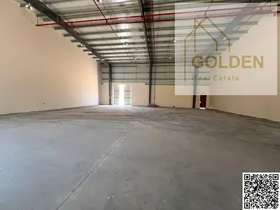 مستودع جديد مباشر على الشارع الرئيسي للإيجار في الصجعة الصناعية – الشارقة