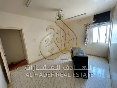 شقة غرفة وصالة للإيجار في القليعة بالشارقة مع موزع داخلي ومساحات ممتازة وصيانة مجانية ومواقف متوفرة بالقرب من البناية
