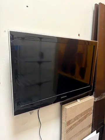 Samsung 32-inch Flat Panel TV - Good Working Condition