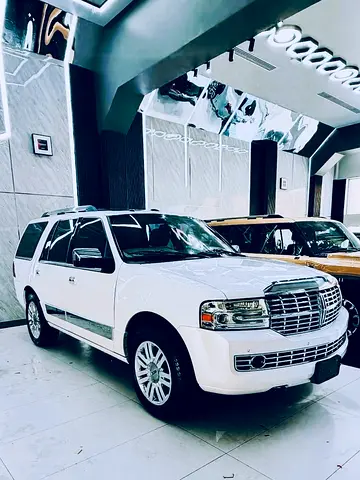 2014 Navigator presidential super low kms-full options-GCC-no accident-looks and drives Excellent!