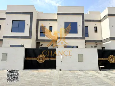 أربع غرف نوم، وثلاث غرف معيشة، ومجلس (غرفة جلوس رسمية)، وغرفة طعام. الطابق الأرضي، والطابق الأول، والسطح.