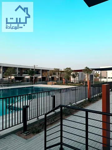 اول ساكن بتسهيلات في الدفعات وسعر تنافسي في مجمع سكني مخدم بالكامل وبموقع مميز
