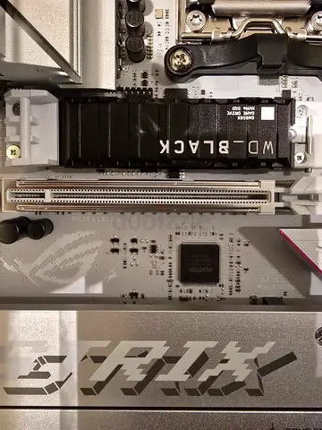 WD Black NVMe M.2 SSD 1 TB w/ heatsink — Like New, Under warranty till 2031