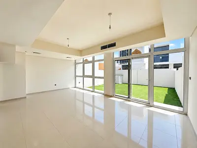 Biggest Living Room | Closed Kitchen | Ubi/R2M Layout