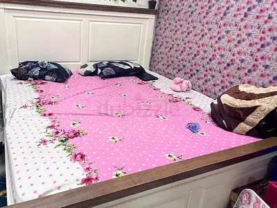 Master Bed with mattress move out sale