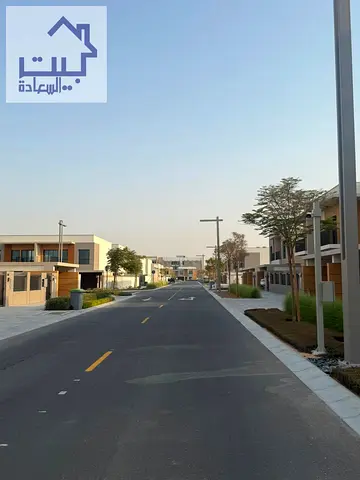 اول ساكن بتسهيلات في الدفعات وسعر تنافسي في مجمع سكني مخدم بالكامل وبموقع مميز