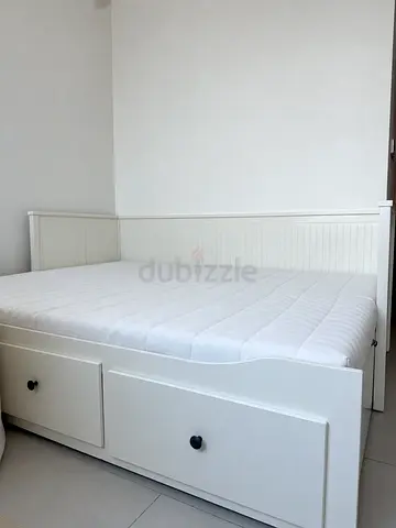 White wooden extendable daybed with storage drawers - good condition