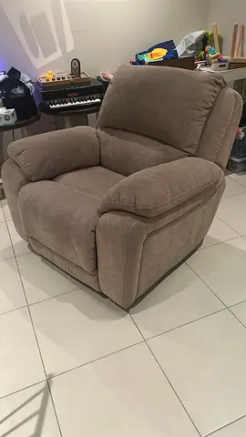 Home Center Recliner 
Was Dhs 1200
Now Dhs 650
Dropped to Dhs 550
Please what'sup +971581980676