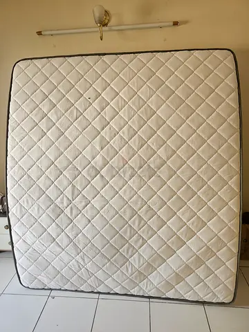 Queen size mattress - good condition, clean 180*200