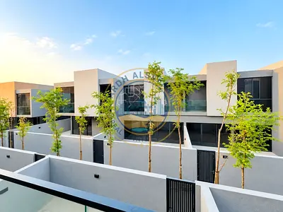 Luxurious brand new townhouse in new phase with cheap rent.