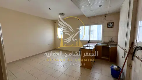 استوديو عائلي واسع بالمجرة الشارقة بتكييف وغاز مركزي وموقع حيوي قريب من الخدمات للإيجار
