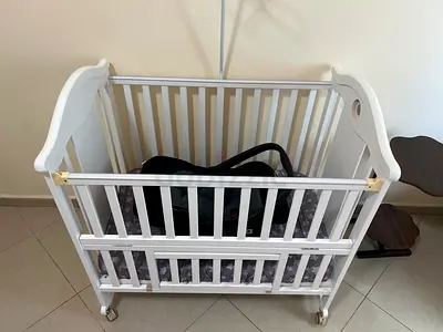 White wooden baby cradle/bassinet on wheels - 3 height adjustable with car seat 🚗