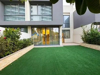 Single Row 3BR+M Townhouse with Landscaped Garden
