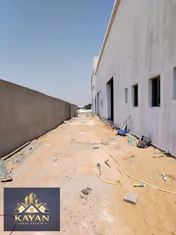 مجمع مستودعات + صالة عرض و30 استوديو | 43,686 قدماً مربعاً | 18 مليون درهم