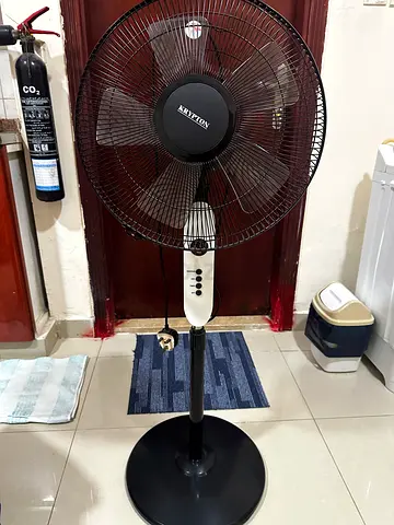 Kenyon pedestal standing fan - good working condition