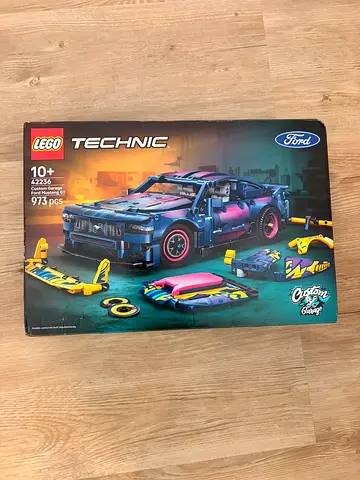 BARGAIN BRAND NEW LEGO 42236 TECHNIC CUSTOM GARAGE FORD MUSTANG GT