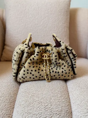 Chanel spotted faux-fur small drawstring shoulder bag - beige/black
