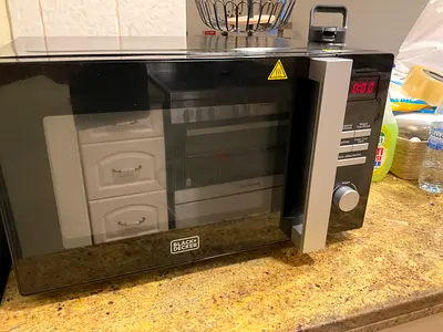 Black & Decker Countertop Microwave Oven - Good Condition