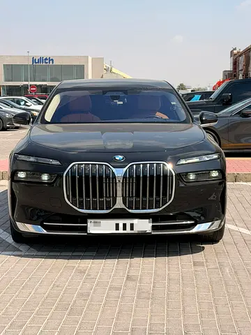 2023 BMW 7-Series 735Li GCC Specs black Clean Car