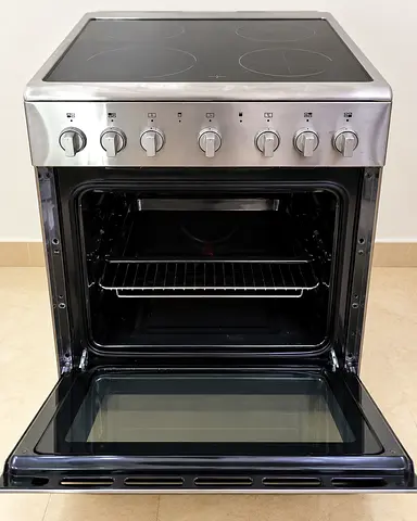 Midea Electric Stove with Oven – Barely Used – Excellent Condition