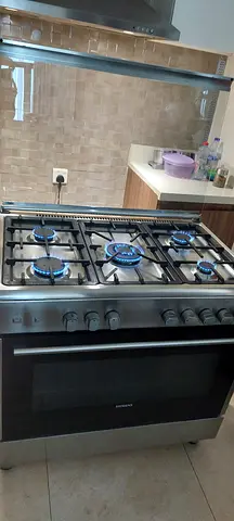 Siemens Stainless steel gas range with 5 burners and built-in oven - good condition