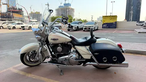 WHITE HARLEY-DAVIDSON ROAD KING CLASSIC