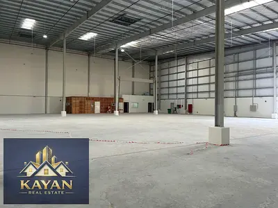 شبرة جديدة 55,000 قدم للإيجار بالصناعية الجديدة، شارع رئيسي، كهرباء 50 كيلوواط و4 أبواب.