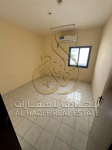 للإيجار في أبو شغارة الشارقة شقة غرفتين وصالة مع 2 حمام ، موقع مميز وخيار دفع مريح على 4 دفعات