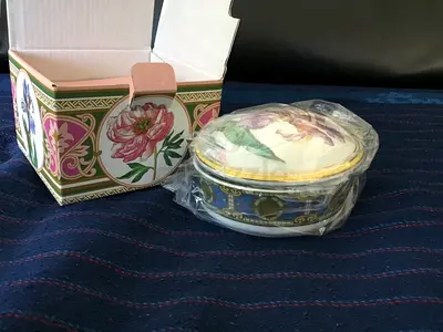 Imperial Porcelain Factory “Toilet Box” - Delicate Iris