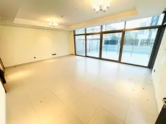 Luxurious-Well Maintained-MaidRoom-Modern living