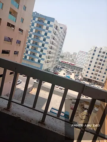 شقة غرفتين وصالة للإيجار السنوي في النعيمية عجمان، مقابل أسواق الإمارات، موقع حيوي وقريب من الخدمات، الإيجار 36 ألف درهم، 4 دفعات.