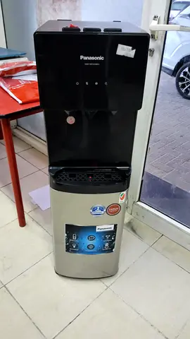 Bottom load water dispenser