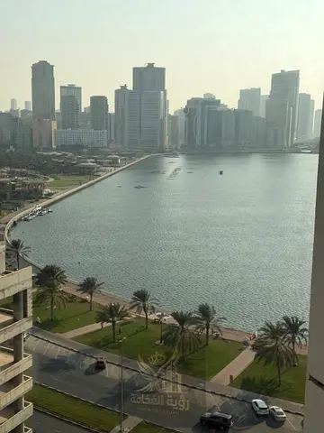للإيجار في المجاز 1 صف أول شقة 3 غرف وصالة غرفة ماستر وغرفة مساعدة ماستر خزائن بالحائط صيانة وتكييف وباركن وجيم مجاني الدفع على دفعتين والتأمين شيك بع