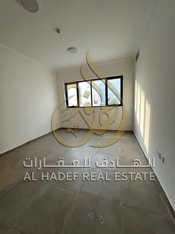 غرفة وصالة للإيجار السنوي في النباعة الشارقة بسعر 30 ألف درهم غرفة ماستر ثاني ساكن شهر مجاني صيانة مجانية ودفع على 4 أو 6 دفعات وموقع مميز قريب من جمي