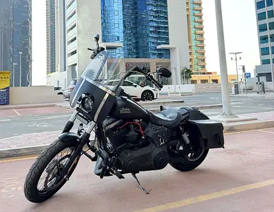 BLACK HARLEY-DAVIDSON STREET BOB