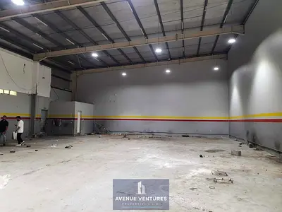 موقع متميز // مستودع للإيجار بمساحة 5,000 قدم مربع يطل على الشارع في منطقة الجرف الصناعية، عجمان.