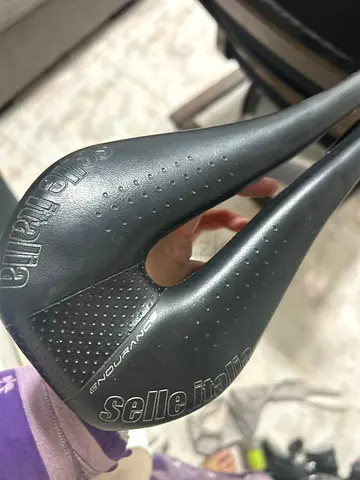 Selle Italia Endurance bike saddle - comfortable used saddle with lights
