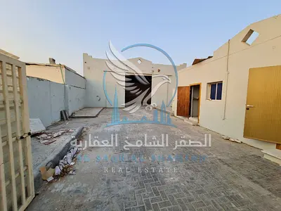 ساحة مفتوحة مع مستودع للإيجار – المنطقة الصناعية 4، الشارقة ساحة الساحة المفتوحة: 4,500 قدم مربع مساحة المستودع: 1,500 قدم مربع